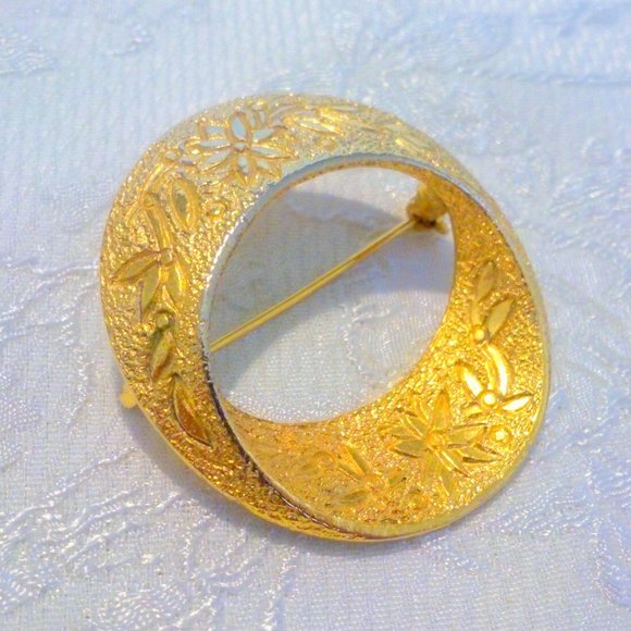 Gold Tone Flower Embossed Circle Brooch - Picture 1 of 4